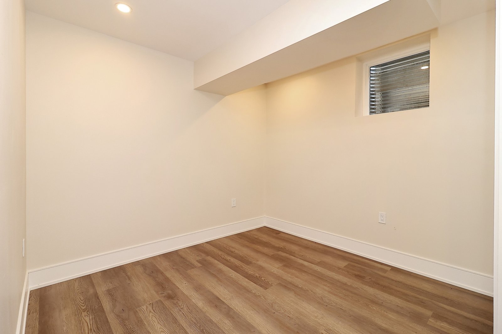 1046 Roosevelt Rd (31)