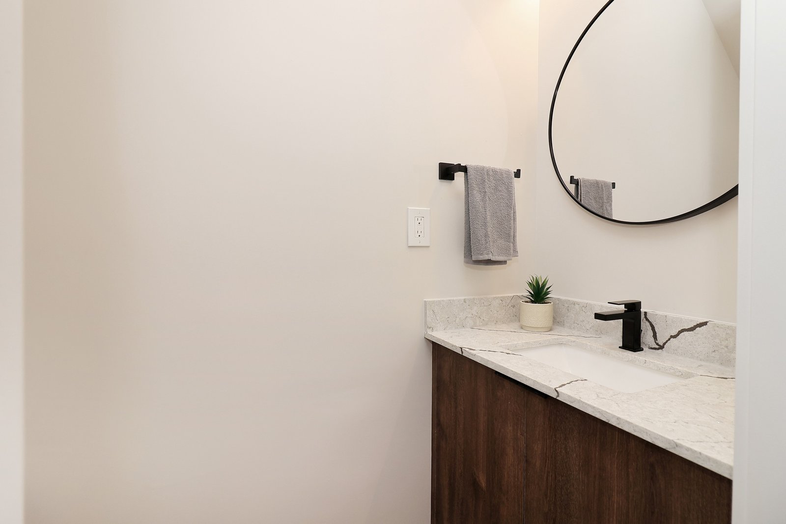 1046 Roosevelt Rd (8)